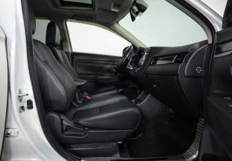 Подержанный автомобиль Mitsubishi Outlander 2016 года (24 фото)