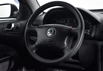 Подержанный автомобиль Skoda Octavia Liftback 2009 года (15 фото)