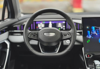 Подержанный автомобиль Geely Atlas 2024 года (13 фото)