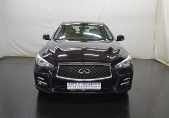 Подержанный автомобиль Infiniti Q50 2015 года (2 фото)