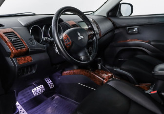 Подержанный автомобиль Mitsubishi Outlander 2009 года (11 фото)
