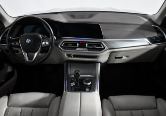 Подержанный автомобиль BMW X5 2019 года (16 фото)