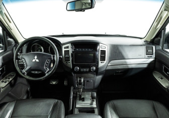 Подержанный автомобиль Mitsubishi Pajero 2017 года (13 фото)