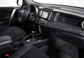 Подержанный автомобиль Toyota RAV4 2017 года (13 фото)