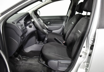 Подержанный автомобиль Renault Sandero 2016 года (10 фото)