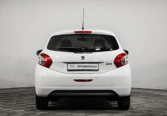 Подержанный автомобиль Peugeot 208 2013 года (6 фото)