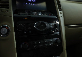 Подержанный автомобиль Infiniti QX70 2013 года (21 фото)