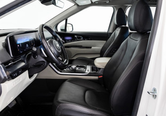 Подержанный автомобиль Kia Carnival 2021 года (24 фото)