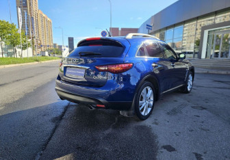 Подержанный автомобиль Infiniti QX70 2014 года (4 фото)