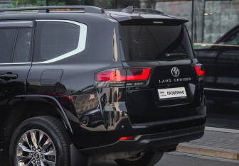 Подержанный автомобиль Toyota Land Cruiser Suv 2022 года (12 фото)