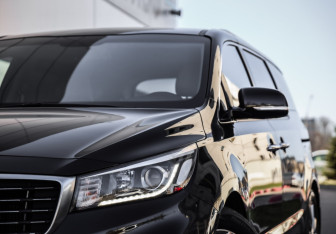 Подержанный автомобиль Kia Carnival 2020 года (2 фото)
