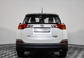 Подержанный автомобиль Toyota RAV4 2013 года (6 фото)