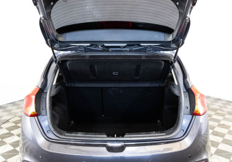 Подержанный автомобиль Kia Ceed Hatchback 2015 года (16 фото)