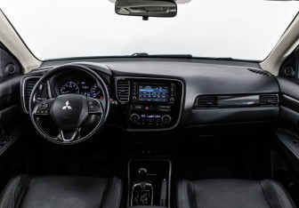 Подержанный автомобиль Mitsubishi Outlander 2017 года (10 фото)