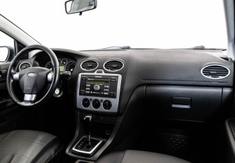 Подержанный автомобиль Ford Focus Sedan 2005 года (9 фото)