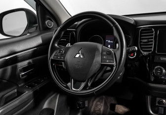 Подержанный автомобиль Mitsubishi Outlander 2017 года (16 фото)