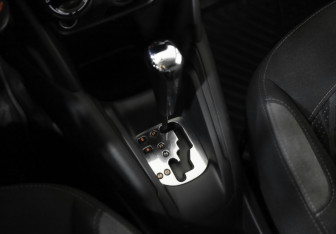 Подержанный автомобиль Peugeot 208 2013 года (15 фото)