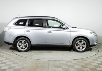 Подержанный автомобиль Mitsubishi Outlander 2013 года (4 фото)
