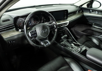 Подержанный автомобиль Kia K5 2021 года (11 фото)