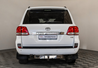 Подержанный автомобиль Toyota Land Cruiser Suv 2011 года (6 фото)