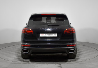 Подержанный автомобиль Porsche Cayenne 2015 года (6 фото)