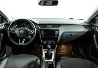 Подержанный автомобиль Skoda Octavia Liftback 2016 года (13 фото)