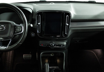 Подержанный автомобиль Volvo XC40 2018 года (14 фото)