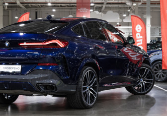 Подержанный автомобиль BMW X6 2021 года (9 фото)