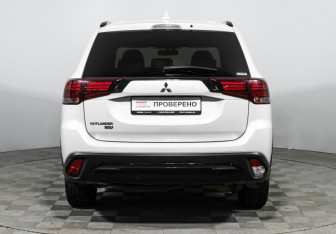 Подержанный автомобиль Mitsubishi Outlander 2021 года (6 фото)