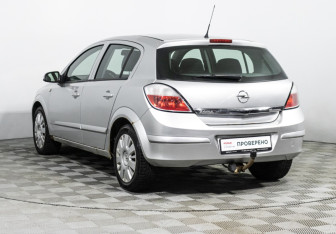 Подержанный автомобиль Opel Astra Hatchback 2006 года (7 фото)