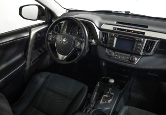 Подержанный автомобиль Toyota RAV4 2013 года (8 фото)