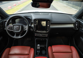Подержанный автомобиль Volvo XC40 2021 года (11 фото)