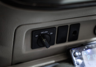 Подержанный автомобиль Nissan Patrol 2003 года (15 фото)