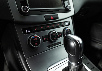 Подержанный автомобиль Volkswagen Passat CC 2013 года (15 фото)