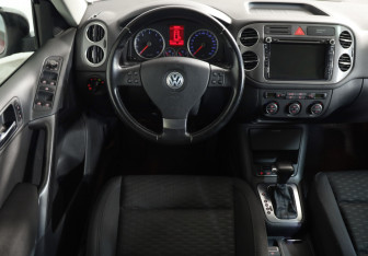 Подержанный автомобиль Volkswagen Tiguan 2009 года (10 фото)