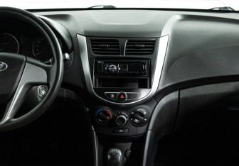 Подержанный автомобиль Hyundai Solaris Sedan 2011 года (14 фото)