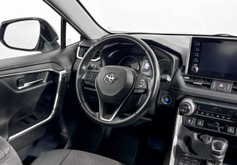 Подержанный автомобиль Toyota RAV4 2021 года (15 фото)