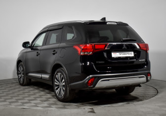 Подержанный автомобиль Mitsubishi Outlander 2019 года (7 фото)