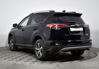 Подержанный автомобиль Toyota RAV4 2017 года (7 фото)