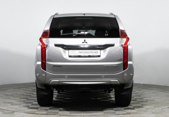 Подержанный автомобиль Mitsubishi Pajero Sport 2018 года (6 фото)