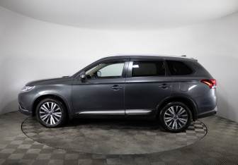 Подержанный автомобиль Mitsubishi Outlander 2019 года (8 фото)