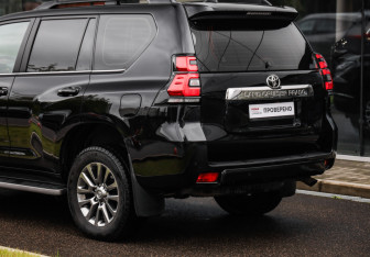 Подержанный автомобиль Toyota Land Cruiser Prado 2018 года (12 фото)