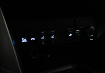 Подержанный автомобиль Toyota RAV4 2018 года (16 фото)