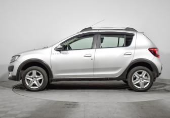 Подержанный автомобиль Renault Sandero 2015 года (8 фото)