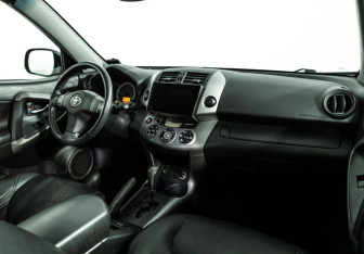 Подержанный автомобиль Toyota RAV4 2007 года (9 фото)