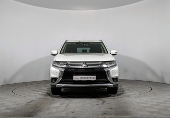 Подержанный автомобиль Mitsubishi Outlander 2017 года (2 фото)