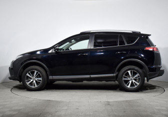 Подержанный автомобиль Toyota RAV4 2017 года (8 фото)
