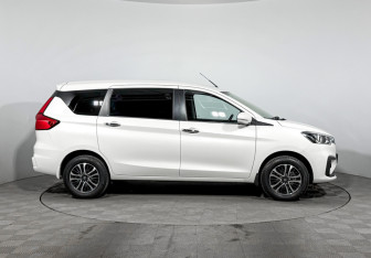 Подержанный автомобиль Suzuki Ertiga 2022 года (4 фото)