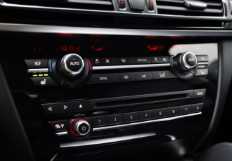 Подержанный автомобиль BMW X6 2016 года (18 фото)