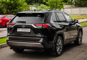 Подержанный автомобиль Toyota RAV4 2022 года (6 фото)